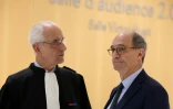 Eric Woerth (D) avec son avocat Jean-Yves Leborgne, le 27 mars 2025 au tribunal judiciaire de Paris