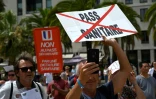 Un manifestant brandit une pancarte contre le pass sanitaire à Toulon le 7 août 2021