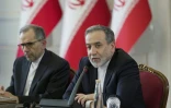 Photo fournie par le ministère iranien des Affaires étrangères du ministre iranien des Affaires étrangères Abbas Araghchi (d) rencontrant des ambassadeurs et des représentants diplomatiques à Téhéran, le 12 juillet 2025