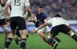 Le demi d'ouverture français Thomas Ramos (C), l'homme du match, avec le ballon lors du match entre la France et la Nouvelle-Zélande au Stade de France lors de la tournée d'automne, le 16 novembre 2024