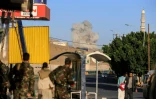 De la fumée s'élève après une attaque aérienne sur la capitale yéménite Sanaa, contrôlée par les Houthis pro-iraniens le 9 octobre 2026