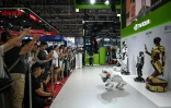 Des visiteurs assistent à une démonstration de robots sur le stand Nvidia lors de l'Exposition internationale des chaînes d'approvisionnement de Chine, à Pékin, le 16 juillet 2025