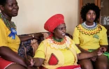 Dudu Zwane (c) explique l'importance de la virginité dans la culture zouloue, le 16 février 2016 à Ezakheni, près de Ladysmith, en Afrique du Sud