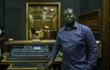 Armand Diangienda, chef d'orchestre et fondateur de l'orchestre kimbanguiste, dans un studio de l'Ecole Symphonique Kimbanguiste à Kinshasa, le 16 octobre 2024 en RDC