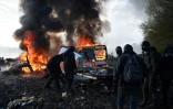 Les manifestants mettent le feu à une barricade sur la ZAD, mercredi 11 avril 2018
