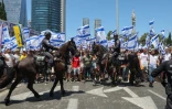 Des membres de la police montée israélienne se déploient pour disperser une manifestation à Tel-Aviv, le 11 juillet 2023