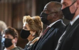 Le président sud-africain Cyril Ramaphosa et Elita Georgiades, la veuve de Frederik de Clerk, durant l'office, au Cap le 12 décembre 2021