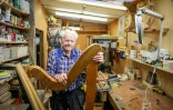 Noel Anderson, 89 ans, pose dans son atelier de fabrication de harpes, le 29 septembre 2025 à Strabane, en Irlande du Nord