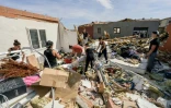 Des personnes aident au nettoyage des décombres après le passage d'une tornade à Pomas, dans l'Aude, le 25 août 2026