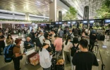 Des voyageurs bloqués par l'annulation des vols due à l'éruption du volcan Anak Krakatau, attendent au terminal de l'aéroport Soekarno-Hatta de Tangerang, le 6 septembre 2026 en Indonésie