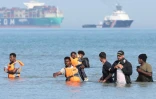 Des migrants tentent de monter à bord d'une embarcation de passeurs pour traverser la Manche, au large de la plage de Gravelines, le 29 juillet 2026