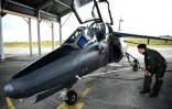 Un pilote stagiaire ukrainien effectue des vérifications avant un vol à bord d'un avion de combat Alpha Jet, sur une base aérienne de l'armée française, le 14 juin 2024 dans le sud-ouest de la France