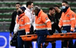 La star du PSG Neymar quitte la pelouse sur civière, blessé contre Saint-Etienne à Geoffroy-Guichard, le 28 novembre 2021