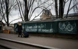 Une boîte de bouquiniste sur les quais de Seine à Paris porte le 31 janvier 2024 un message contre le déplacement des boîtes prévu pour les JO