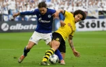 Le défenseur français de Schalke 04 Benjamin Stambouli (gauche) et le milieu belge de Dortmund Axel Witsel, le 26 octobre 2019 en Bundesliga à Gelsenkirchen