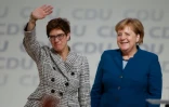 La chancelière allemande Angela Merkel (à droite) et sa dauphine Annegret Kramp-Karrenbauer, élue présidente de la CDU, le 7 décembre 2018 à Hambourg