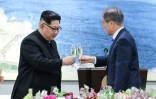 Le leader nord-coréen Kim Jong Un porte un toast avec le président sud-coréen Moon Jae-in au banquet officiel du sommet intercoréen, le 27 avril 2018 à Panmunjom