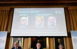 Les membres du comité Nobel de physique dont le secrétaire-général de l'Académie des sciences, Göran Hansson (C) annoncent les noms des lauréats 2017 du Nobel de physique: (de G à D) Rainer Weiss, Barry Barish et Kip Thorne
