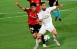 Le milieu japonais de Majorque, Takefusa Kubo (g), aux prises avec le défenseur du Real Madrid, Dani Carvajal, lors du match de Liga à Valdebebas, le 24 juin 2020