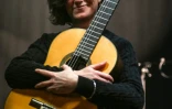 La guitariste Antonia Jimenez pose avec sa guitare lors du festival de flamenco à Nîmes, le 15 janvier 2020