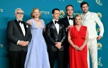 (g-d) Les acteurs de "Succession", Brian Cox, Sarah Snook, Jeremy Strong, Matthew Macfayden, J. Smith-Cameron et Nicholas Braun lors des Emmy Awards, le 12 septembre 2022 à Los Angeles