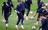 Kylian Mbappé (c) et ses coéquipiers lors d'un entraînement à Düsseldorf, à la veille de l'entrée en lice des Bleus dans l'Euro-2024 face à l'Autriche, le 16 juin 2024