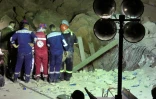 Des équipes de secours recherchent des survivants dans les décombres d'un sanctuaire chiite, le 21 août 2022 à Kerbala, en Irak