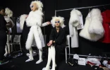 Des mannequins se préparent en coulisses de la collection printemps/été 2016 de Gareth Pugh à Londres, le 19 septembre 2015