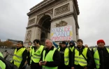 Des gilets jaunes sur les Champs Elysées devant l'Arc de Triomphe à Paris le 24 novembre 2018