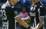 Adrien Hunou (g) félicité par Miha Blazic après avoir marqué pour Angers contre Montpellier en Ligue 1 le 11 septembre 2022 à Angers