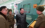 Photo non datée diffusée le 28 janvier 2022 par l'agence nord-coréenne KCNA du leader nord-corée Kim Jong Un visitant une usine d'armement en un lieu indéterminé