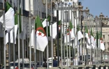 Des drapeaux algériens mis en berne dans la capitale Alger le 18 septembre 2021, après la mort de l'ancien président Abdelaziz Bouteflika