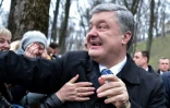 Le président ukrainien et candidat à sa succession Petro Porochenko serre la main de ses partisans à Kiev, le 30 mars 2019