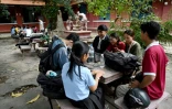 Des étudiants en Beaux-Arts dans leur école à Phnom Penh, le 17 juillet 2025 au Cambodge