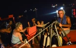 Des secouristes et des bénévoles aident à évacuer les habitants de Mati qui ont pu échapper à l'incendie en gagnant la mer, dans la nuit du 23 au 24 juillet 2018