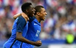 Les attaquants français Ousmane Dembélé et Kylian Mbappé, le 13 juin 2017 lors de France-Angleterre au Stade de France