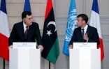 Le Premier ministre du gouvernement libyen internationalement reconnu, Fayez al-Sarraj (G), et le président français Emmanuel Macron, le 29 mai 2018 à Paris