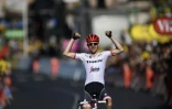 Le Néerlandais de la Trek Bauke Mollema vainqueur en solitaire de la 15e étape du Tour de France au Puy-en-Velay, le 16 juillet 2017