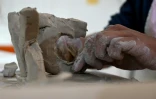 Travail de l'argile pendant un atelier d'art thérapie proposé par l'association Pool d'Art à Rennes, le 8 mars 2021