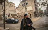 Le photographe syrien Sameer al-Doumy dans son ancien quartier à Douma, près de Damas, le 22 décembre 2024