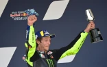 Le vétéran champion italien  Valentino Rossi fête sa troisième place au GP moto d'Andalousie à Jerez de la Frontera, le 26 juillet 2020