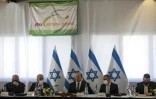 Le Premier ministre israélien Naftali Bennett (au centre) dirige la réunion hebdomadaire du gouvernement au kibboutz Mevo Hama sur le plateau du Golan annexé par Israël, le 26 décembre 2021