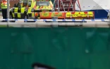 Des policiers britanniques entourent un camion dans lequel ont été découverts 39 corps, sur la zone industrielle de Waterglade à Grays (est de Londres) le 23 octobre 2019