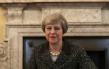 Photo officielle de Theresa May en train de signer la lettre qui va déclencher le Brexit dans son bureau du 10 Downing Street à Londres, le 28 mars 2017