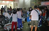 Evacuation de patients d'un hôpital après un séisme à Butuan, sur l'île de Mindanao, le 2 décembre 2023 aux Philippines