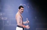 Freddie Mercury, le chanteur du groupe Queen, durant un concert Ă Paris, le 18 septembre 1984