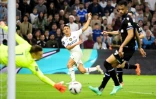 L'attaquant marseillais Alexis Sanchez (c) marque contre Auxerre, le 30 avril 2023 au stade Vélodrome