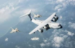 Un Airbus A400M français ravitaille en vol deux chasseurs Rafale B au-dessus de l'Indonésie le 22 septembre 2026 lors de la mission Pégase 26