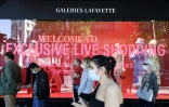 File d'attente devant les Galeries Lafayette à Paris, le 30 mai 2020, pour le premier jour de leur réouverture