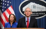 Le ministre américain de la Justice, Merrick Garland (r) lors d'une conférence de presse annonçant un procès antitrust contre Apple, le 21 mars 2024 à Washington